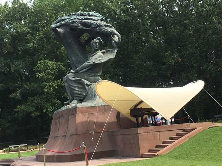 ポーランド ワルシャワのワジェンキ公園にあるショパンの像