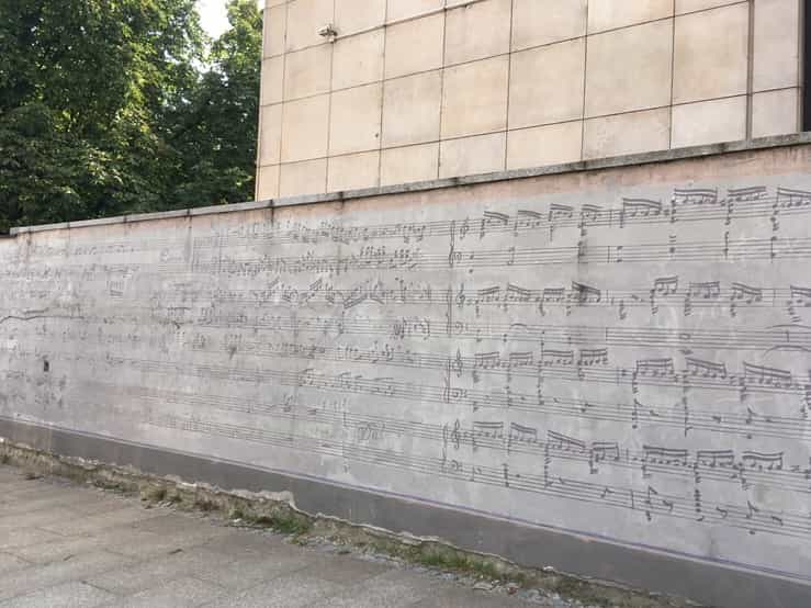 ワルシャワのショパン音楽大学の壁に書かれたショパンの曲の楽譜