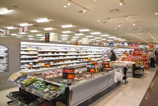 スーパーマーケットの店内